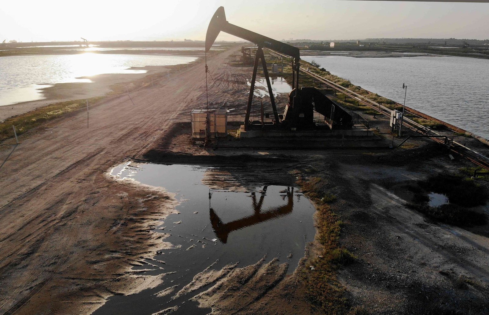 العقود الآجلة لخام برنت النفطي تتراجع عن 100 دولار للبرميل لأول مرة منذ ثلاثة أشهر